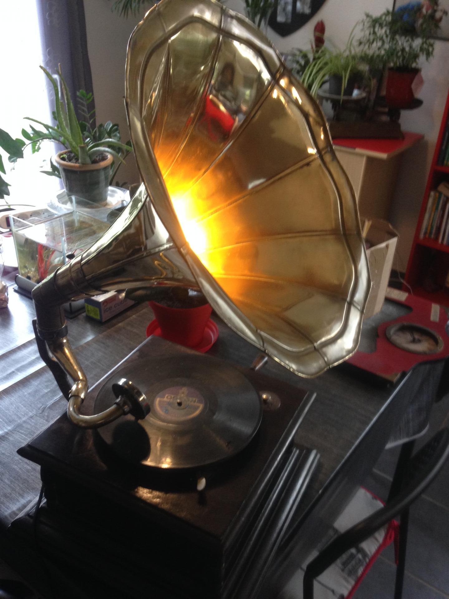 Lampe avec phonographe