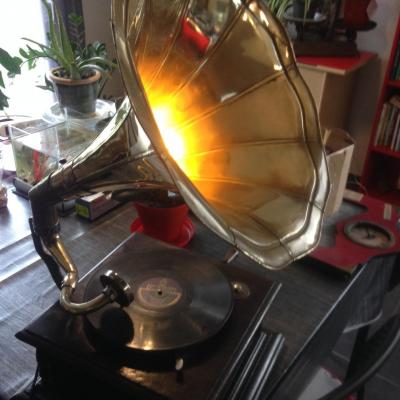 Lampe avec phonographe